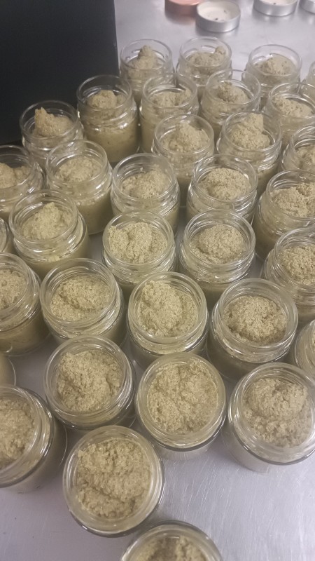 Fabrication et mise en pot de nos Olivades à la confiserie du moulin de la Coquille 