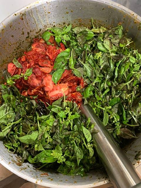 Fabrication de notre pistou rouge avec nos tomates fraichement déshydratées et basilic frais Bio 