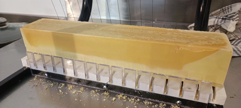 Découpe de nos savons artisanaux