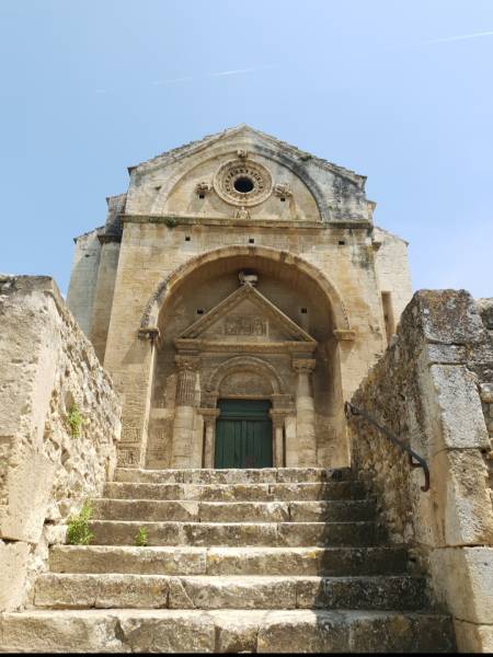 Découvrez la chapelle Saint-Gabriel de Tarascon, idéal pour un pique-nique en famille à l’ombre des oliviers 13150 Tarascon Chapelle Saint-Gabriel