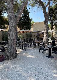 Restaurant provençal Fontvieille 13990 La Cour des 2 Pins